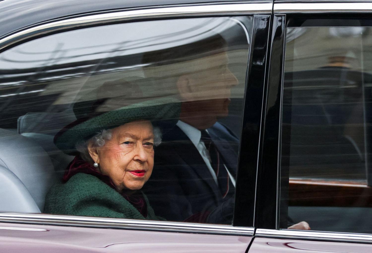 La reina Isabel de Gran Bretaña y el príncipe Andrés, duque de York, llegan para el servicio de acción de gracias por el difunto príncipe Felipe, duque de Edimburgo. (Reuters)