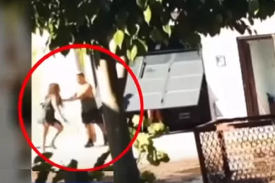 Video: Una mujer denunció 10 veces a su hijo por violencia: él le pegó y la arrastró por la calle