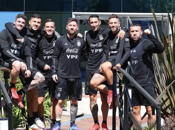 Esta foto de Messi junto a sus compañeros de la Selección fue furor
