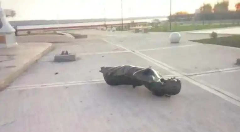 Detienen a un hombre por vandalizar la estatua de Cristina en Río Gallegos