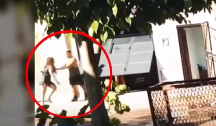 Video: Una mujer denunció 10 veces a su hijo por violencia: él le pegó y la arrastró por la calle