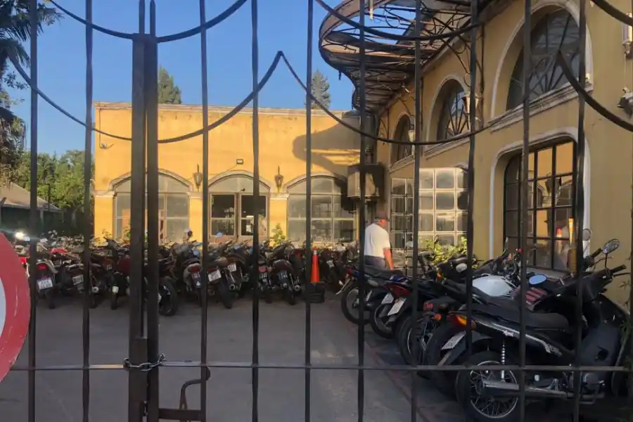 NORMAS INCUMPLIDAS. Ciclistas que no respetan la luz roja se suman a autos en la línea peatonal y motociclistas sin casco. LA GACETA / FOTOs DE roberto delgado y de JOSé NUNO