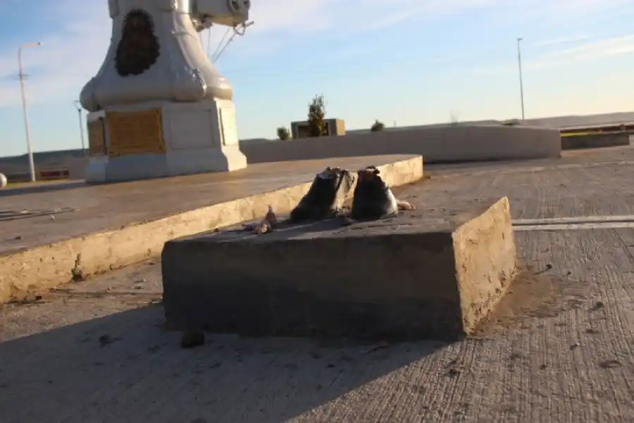 Derribaron y rompieron la estatua de Cristina Kirchner en Río Gallegos