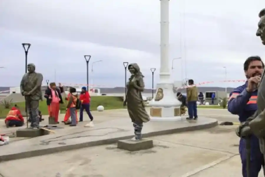 Derribaron y rompieron la estatua de Cristina Kirchner en Río Gallegos