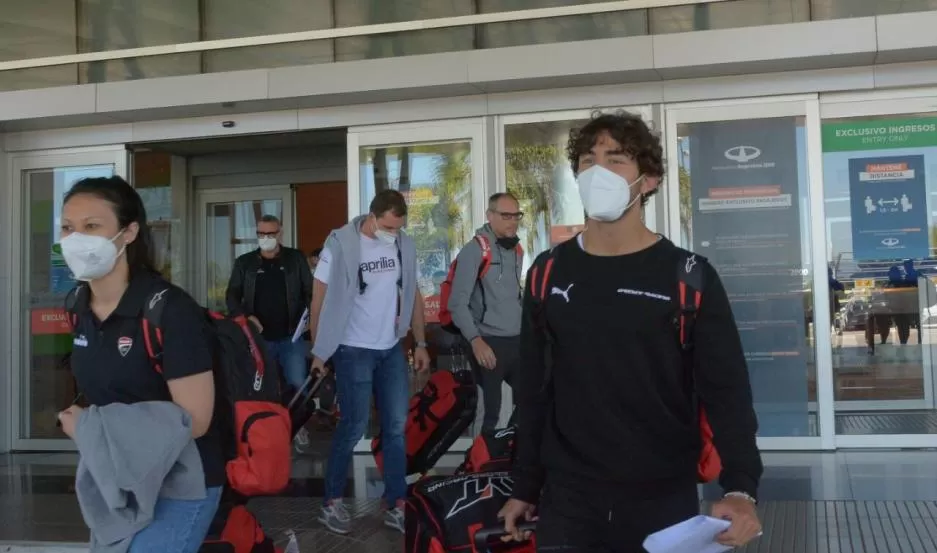 EN LA PUNTA. Bastianini, líder del torneo, encabezó al grupo en el aeropuerto. el liberal 