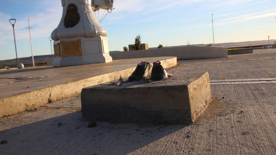 Derribaron y rompieron la estatua de Cristina Kirchner en Río Gallegos