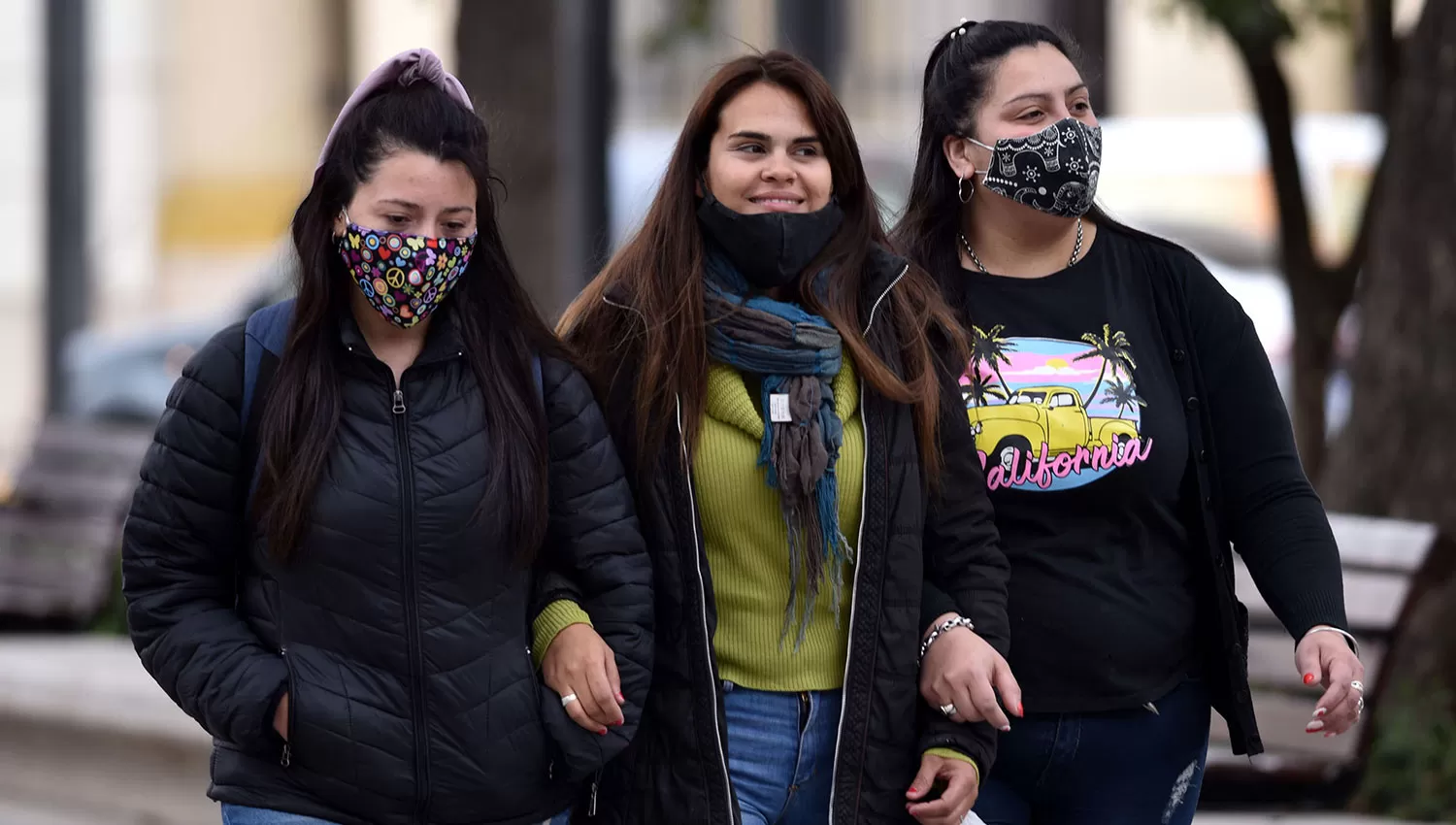 CON CAMPERA. La mañana empezó con una sensación térmica de 7° en buena parte de la provincia.