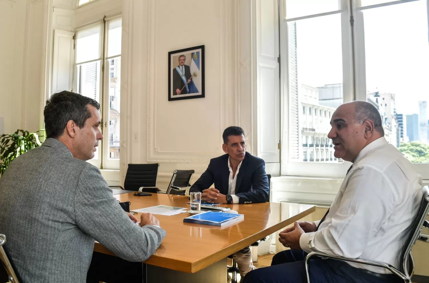 EN LA NACIÓN. Gerónimo Vargas Aignasse dialoga con el titular del Enhosa, Enrique Cresto, y con el jefe de Gabinete de la Nación, Juan Manzur. Foto: Twitter @GeroVAignasse