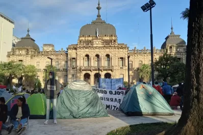 Protesta nacional: organizaciones sociales acampan desde anoche en plaza Independencia