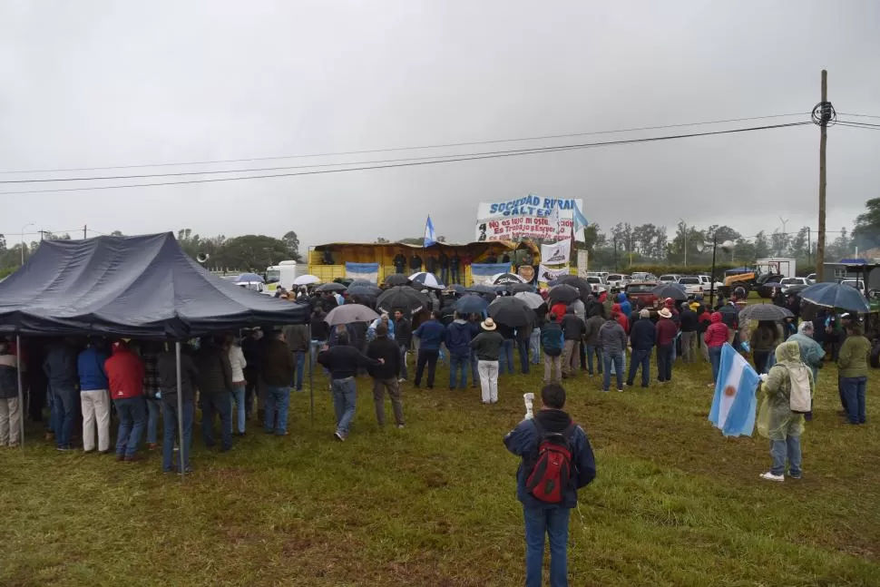  BAJO LA LLUVIA. Cubiertos con paraguas o debajo de los gazebos, productores del NOA acudieron a la protesta que había organizado la Sociedad Rural en Rosario de la Frontera. Los referentes hablaron desde un escenario.  