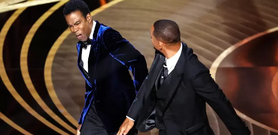 El momento en que Will Smith golpea al humorista Chris Rock durante la ceremonia de los Oscar