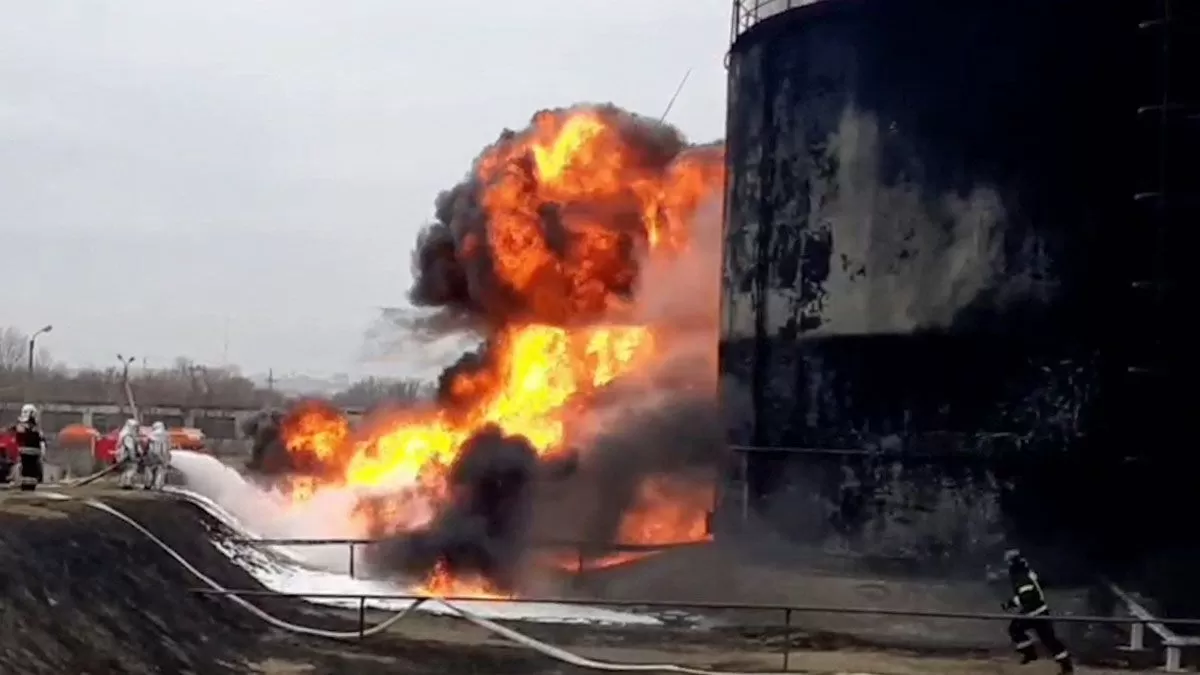 Ucrania ataca un depósito de petróleo en la ciudad rusa de Belgorod. / AFP