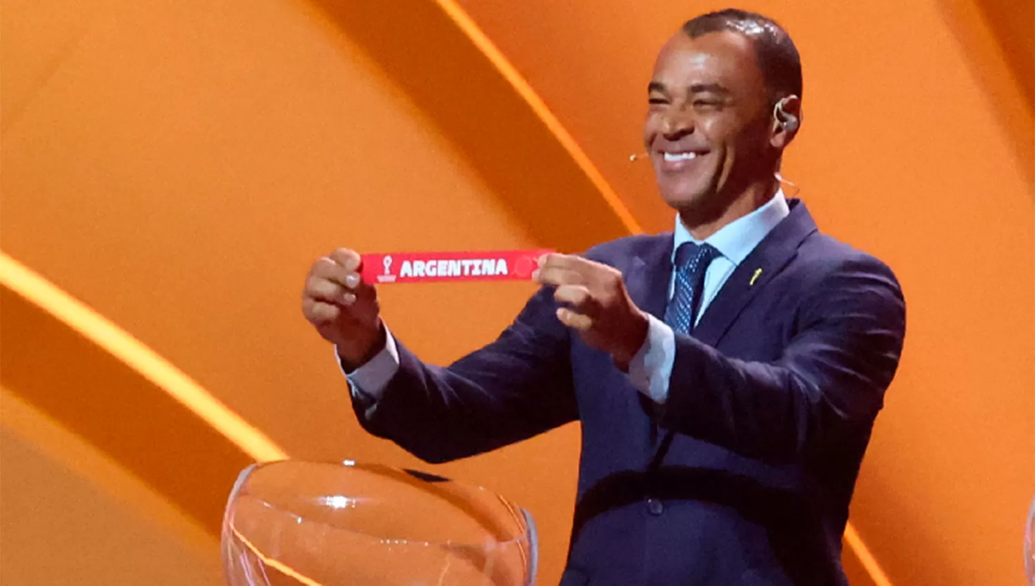 EL SORTEO. El ex lateral brasileño Cafu muestra el cartel con Argentina durante el sorteo de Qatar 2022.