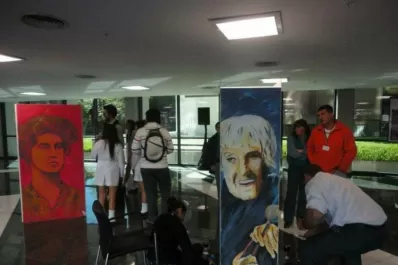 Óleos de mujeres de la historia en Trancas