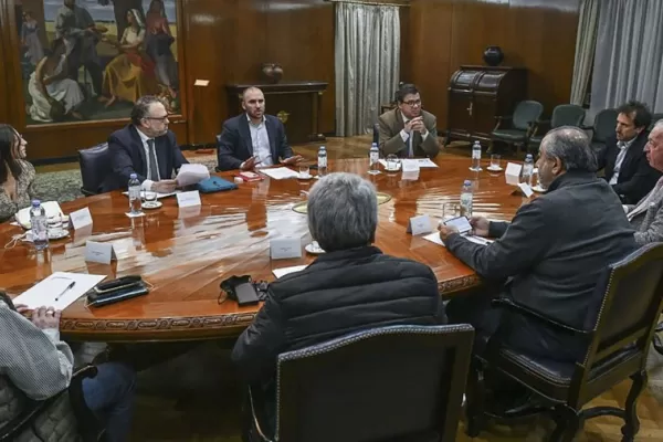 El Gobierno anunció la creación de una mesa de trabajo junto con la UIA y la CGT