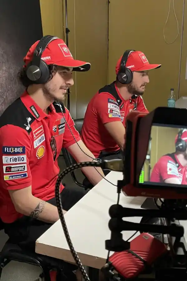 CHARLA. Francesco Bagnaia y Jack Miller, hablando con fans por la plataforma. 