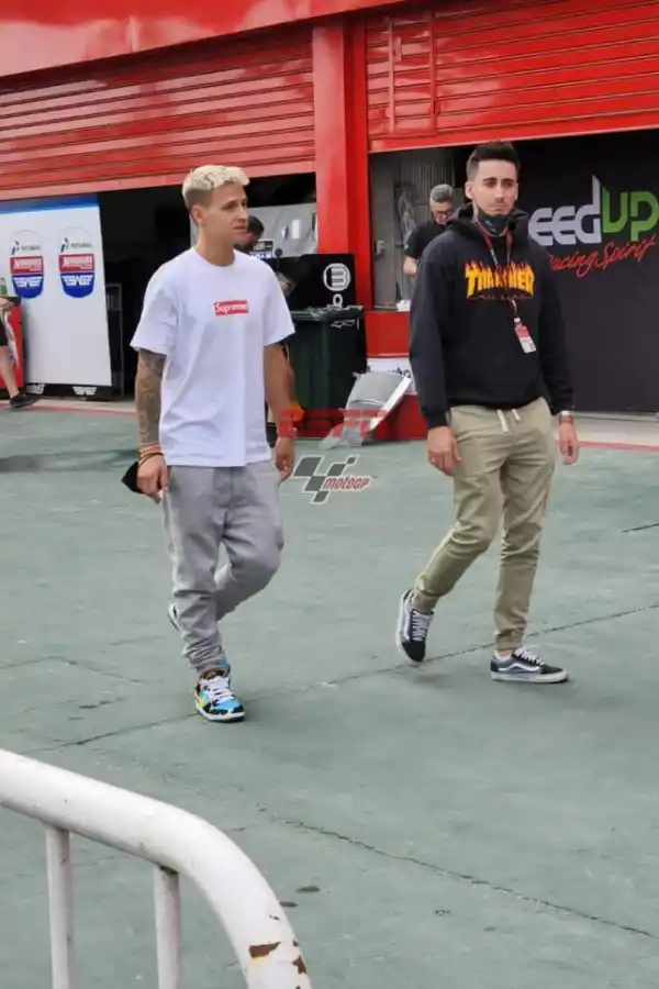 RECONOCIENDO EL LUGAR. El campeón, Fabio Quaretararo (derecha), en boxes.