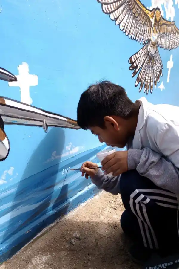 MÁXIMA CONCENTRACIÓN. Así trabajan los chicos en el mural de la escuela Cacique Martín Iquín, en Quilmes. Gentileza Martín Muzzolon 