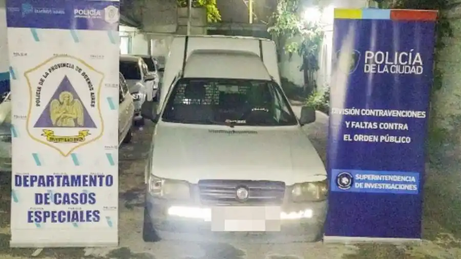 Afiches contra Cristina Kirchner: detienen a tres personas y secuestran una camioneta