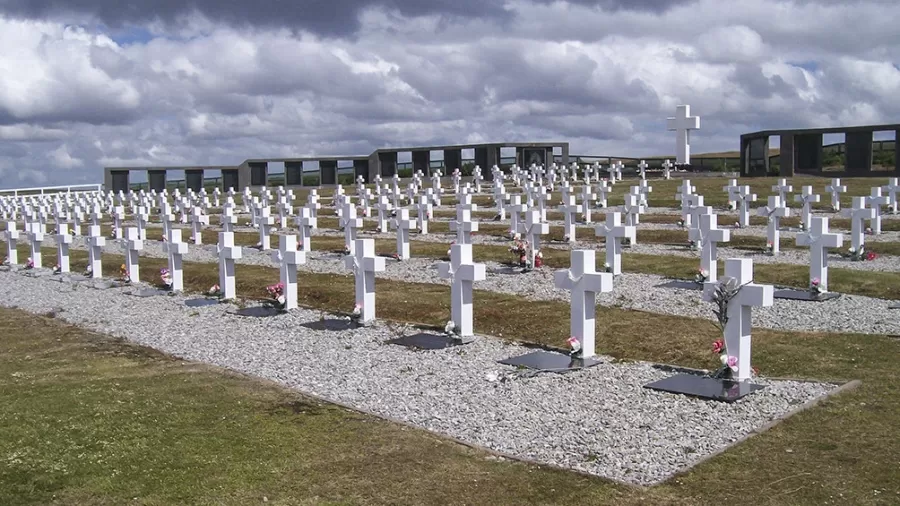 El cementerio de Darwin está a 70 kilómetros de Puerto Argentino.