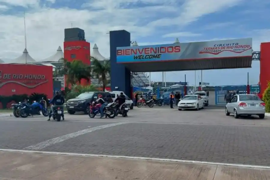 ENTRADA. Este ingreso al circuito termense es un centro neurálgico todo el tiempo.