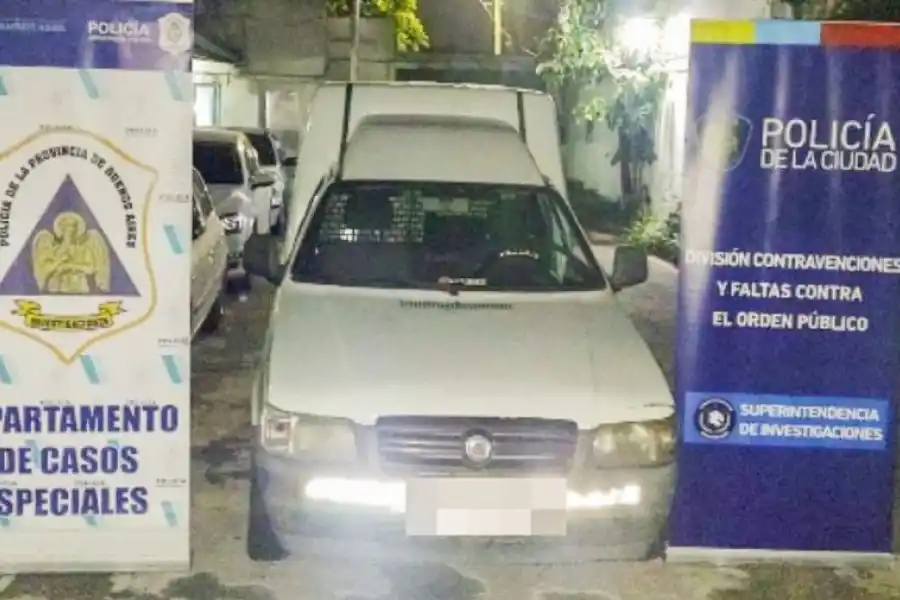 Afiches contra Cristina Kirchner: detienen a tres personas y secuestran una camioneta