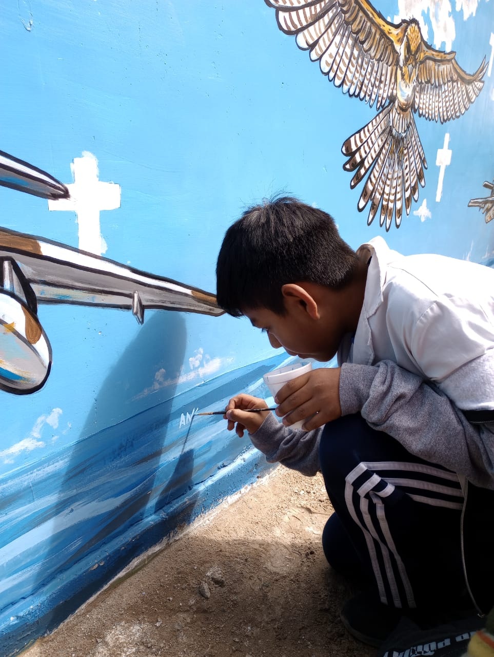 MÁXIMA CONCENTRACIÓN. Así trabajan los chicos en el mural de la escuela Cacique Martín Iquín, en Quilmes. Gentileza Martín Muzzolon 