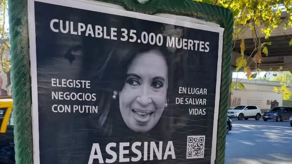 Afiches contra Cristina Kirchner: detienen a tres personas y secuestran una camioneta