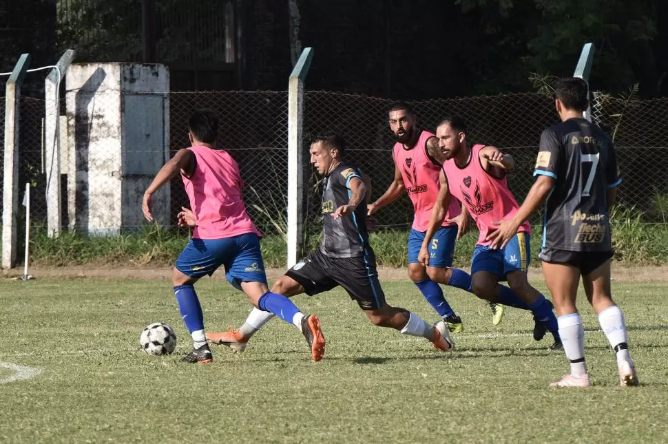 JORNADA AMISTOSA. Previo al debut, el “Decano” disputó varios amistosos en el complejo. Uno de ellos fue la victoria ante Villa Mitre de Tafí Viejo, por 2 a 1.  