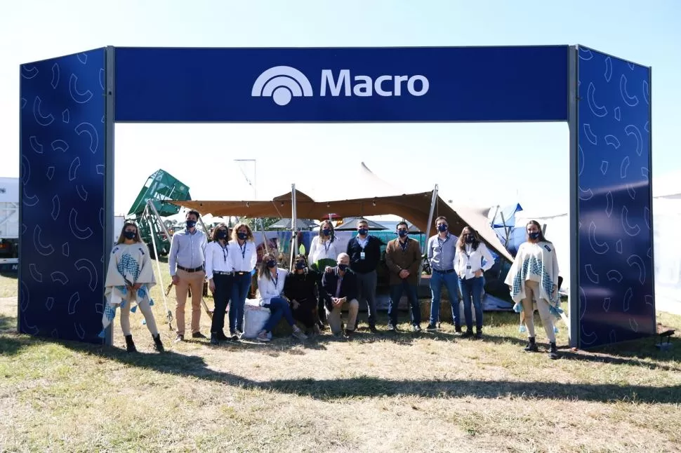 EN LA RAMADA DE ABAJO. Banco Macro instaló un stand en el predio de la muestra de Apronor, en el que brinda detalles de los préstamos.  