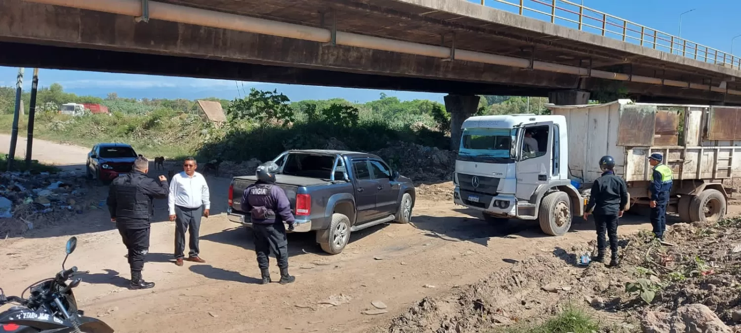OPERATIVO. El intendente Darío Monteros compartió imágenes del secuestro de un camión, cerca del río Salí. Foto de Twitter