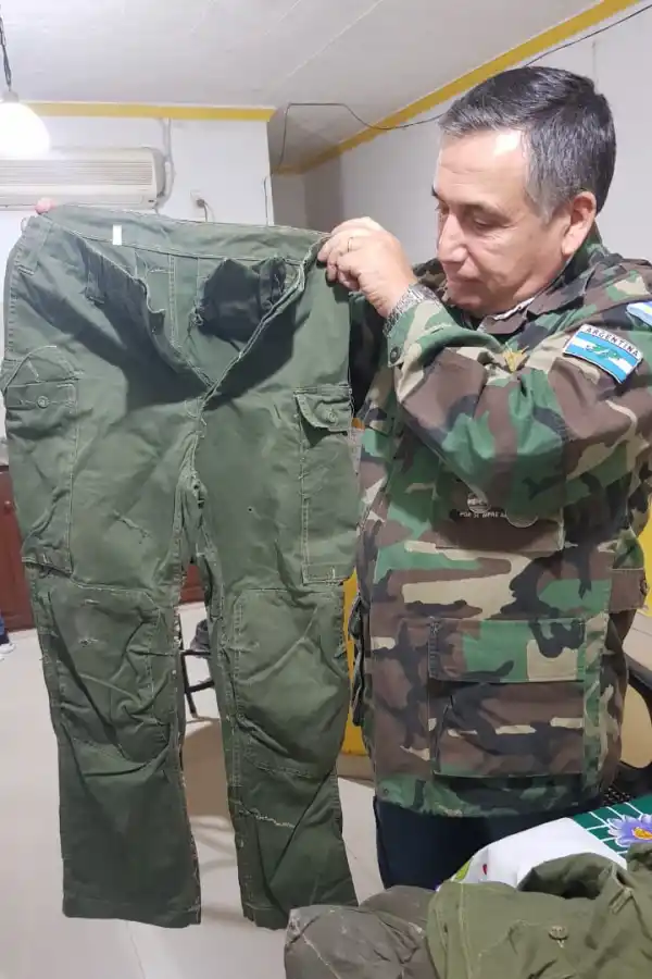Rosales muestra el pantalón que terminó de coser él en Malvinas.