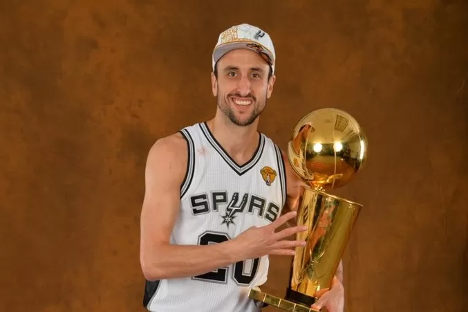CRACK. Manu Ginóbili fue múltiple campeón con San Antonio Spurs en la NBA. Foto Twitter @HoophallT
