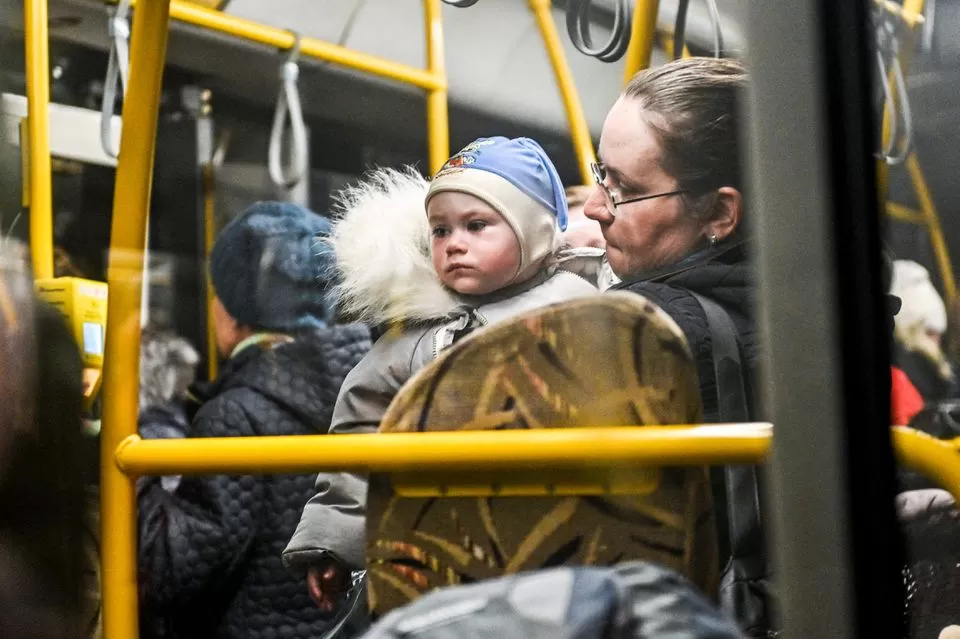 Una mujer sostiene a un niño dentro de un autobús de evacuados mientras la gente huye de Mariupol en medio del ataque de Rusia a Ucrania. (Reuters)