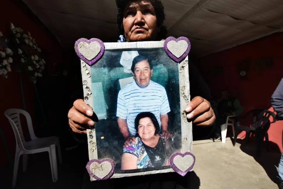 VÍCTIMAS.  María muestra la foto de sus padres, Ramón y Mercedes. (Foto de Osvaldo Ripoll / LA GACETA)