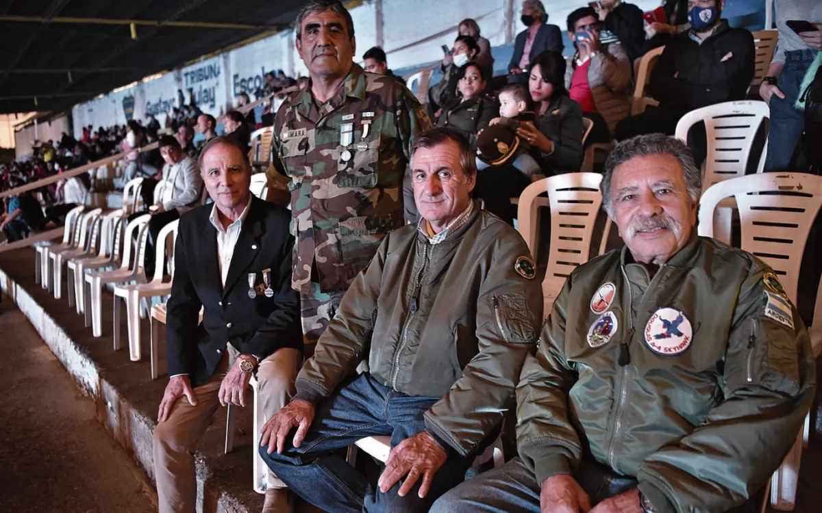 ENCUENTRO. Marcelo Anadón (comando del Ejército Batalla del Arroyo Muriel), José Luis Salazar (de pie), Infantería; Carlos Rinke y Tony Zelaya