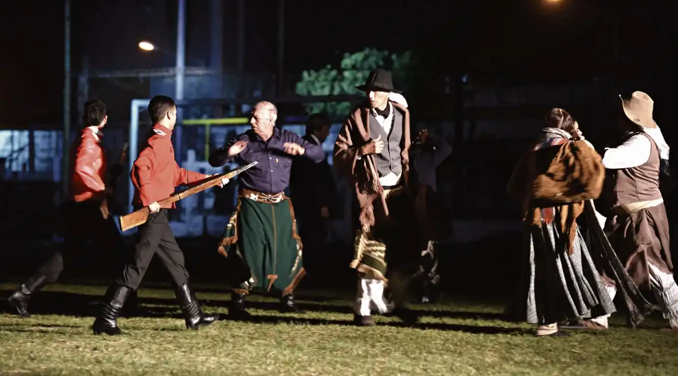 EN ACCIÓN. Bomberos voluntarios, soldados del Liceo Militar General Aráoz de La Madrid y ciudadanos de Tafí Viejo hicieron emocionar a decenas de espectadores con su actuación.