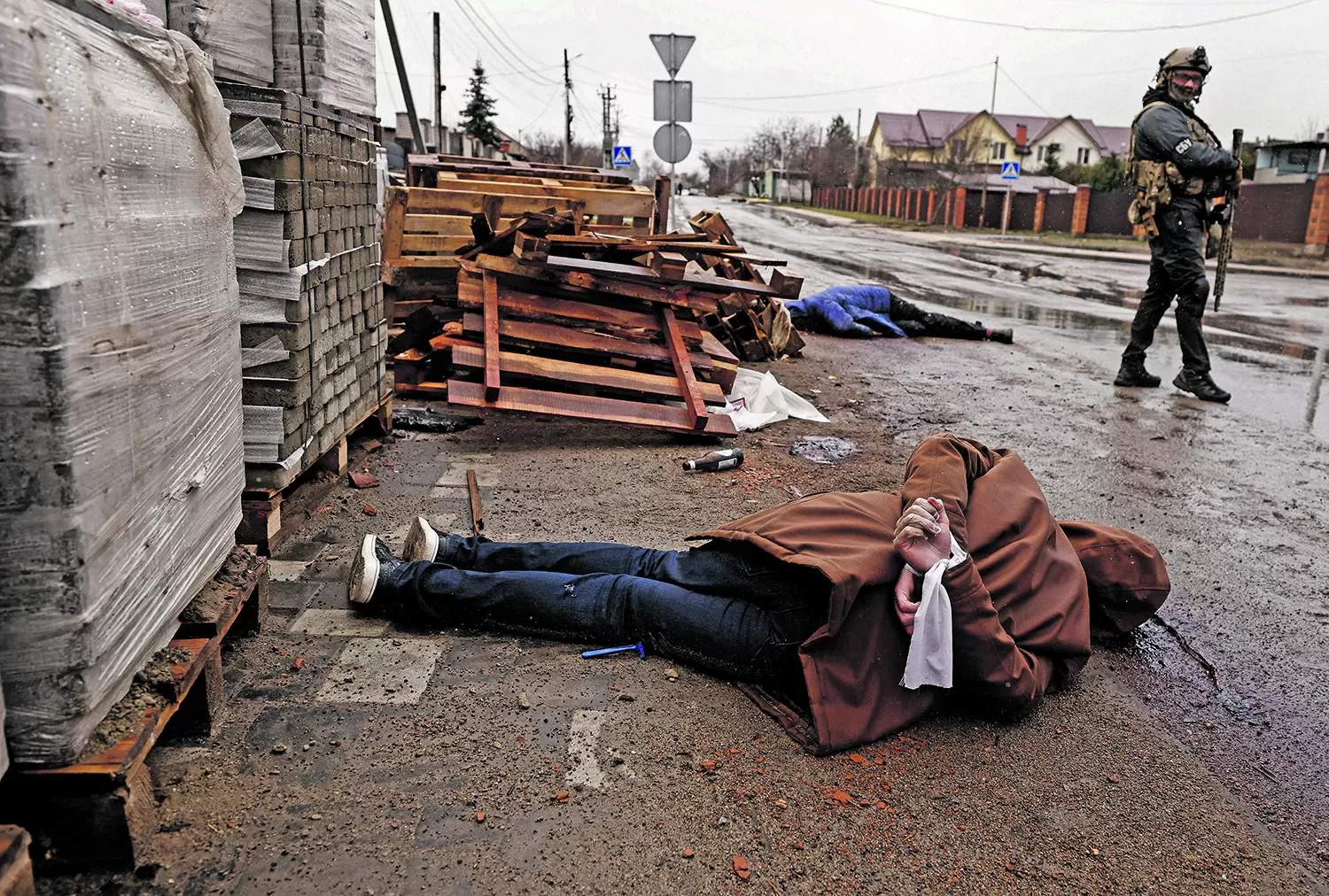 EL HORROR. Periodistas que pudieron entrar a Bucha, a 37 kilómetros de Kiev, cuando la zona fue recuperada, documentaron el asesinato de civiles. 