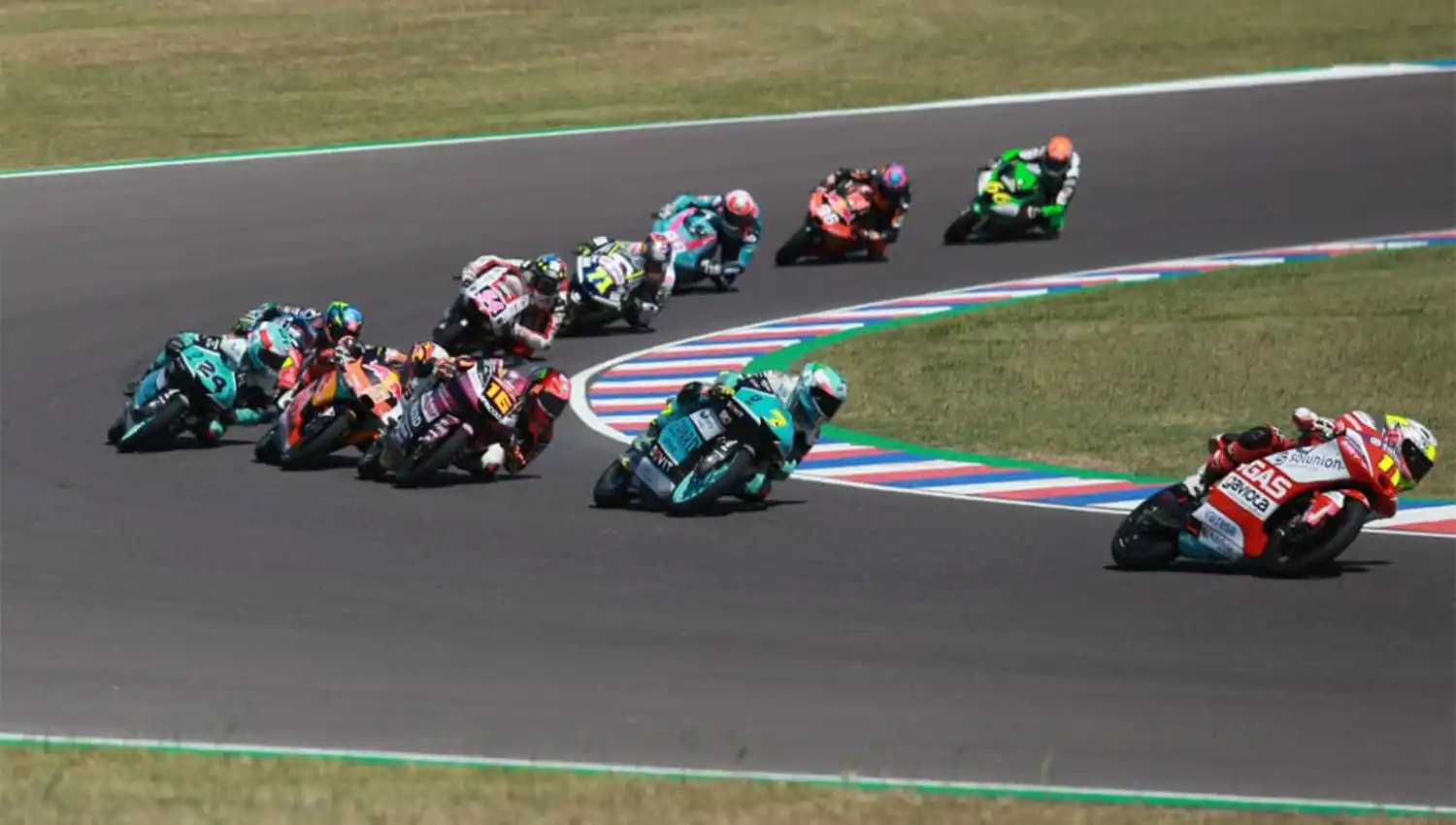 EL PRIMERO. Santiago García (11) lideró el pelotón del Moto3, seguido por Dennis Foggia (7).