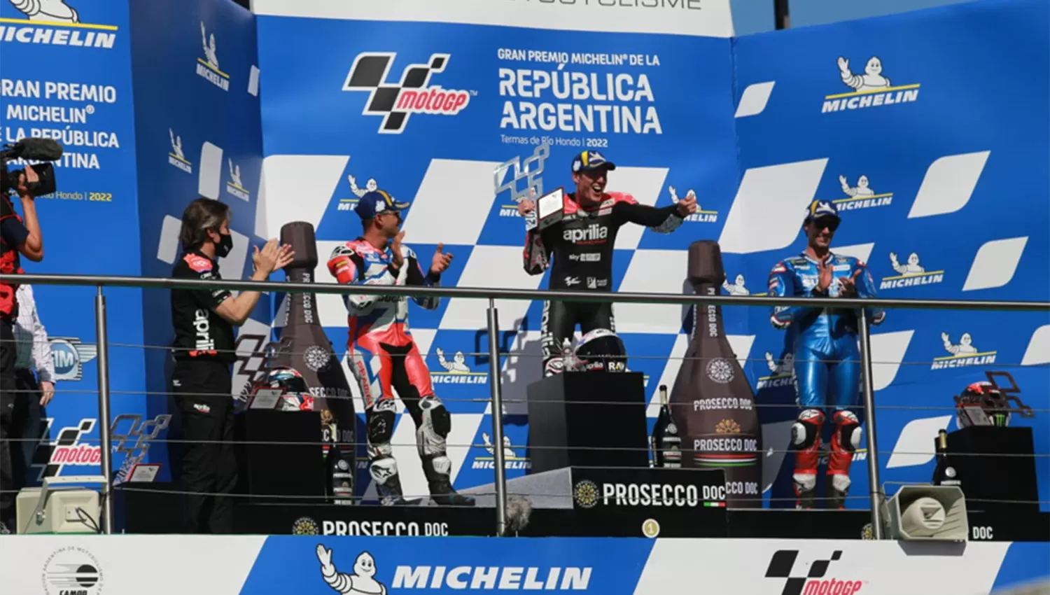 EN LO MÁS ALTO. Aleix Espargaró se dio el gusto de ganar su primera carrera en MotoGP.