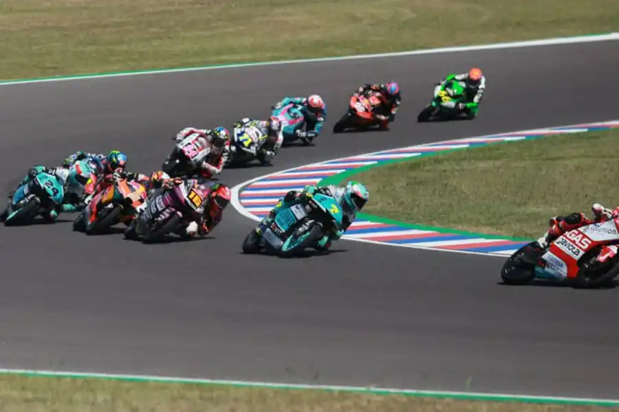 EL PRIMERO. Santiago García (11) lideró el pelotón del Moto3, seguido por Dennis Foggia (7).