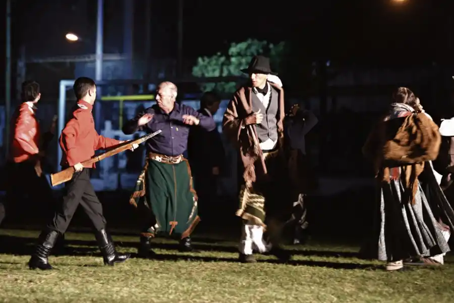 EN ACCIÓN. Bomberos voluntarios, soldados del Liceo Militar General Aráoz de La Madrid y ciudadanos de Tafí Viejo hicieron emocionar a decenas de espectadores con su actuación.