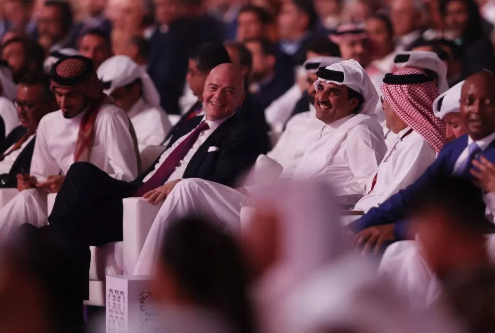 RISAS. Gianni Infantino y las autoridades árabes, en la ceremonia efectuada bajo una fastuosa escenografía en el Centro de Exposiciones y Convenciones de Doha.
