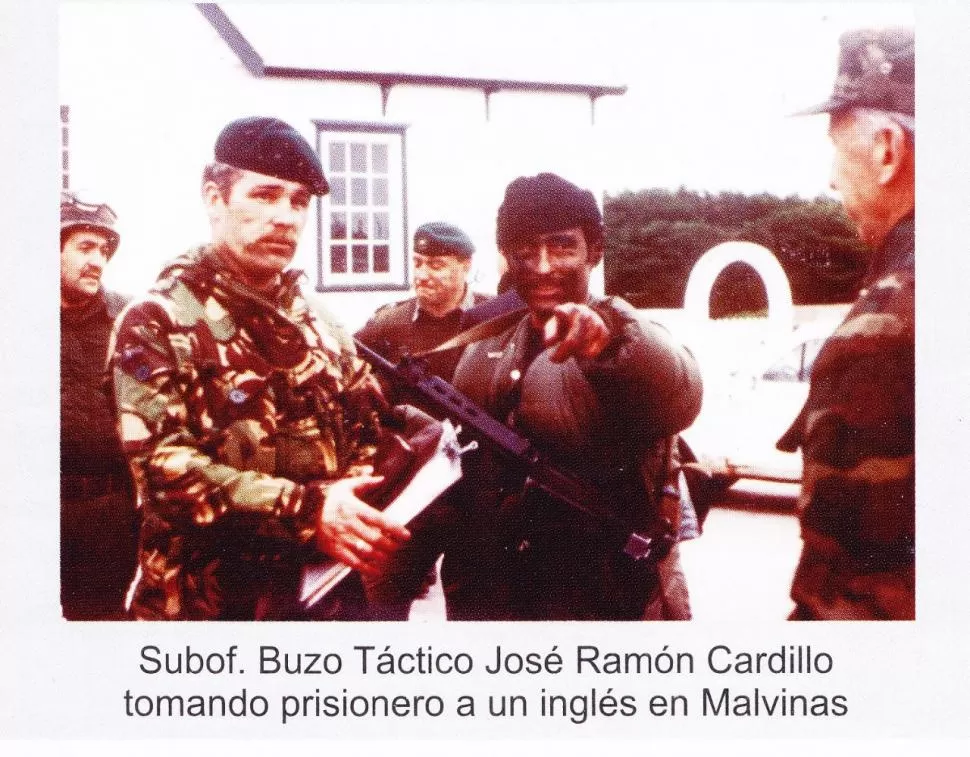 LA RENDICIÓN. El buzo táctico José Ramón Cardillo toma prisionero a un militar británico el día del desembarco en Malvinas.