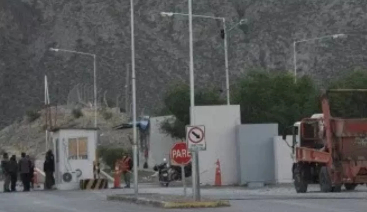 El acceso al predio, donde ocurrió el ataque.