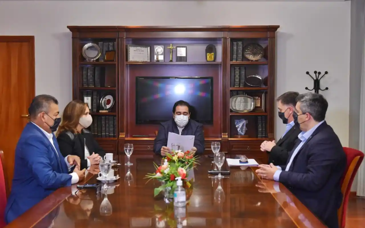 EN REUNIÓN. Mansilla recibió a los presidentes de las comisiones en el antedespacho de la Presidencia de la Legislatura. Foto: Prensa HLT
