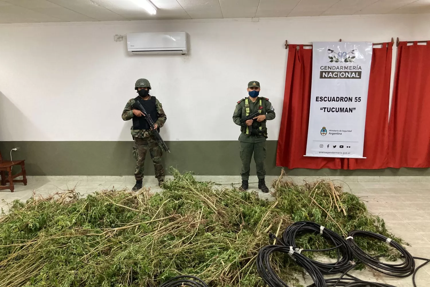CON EL SECUESTRO. Gendarmes custodian las plantas encontradas y las mangueras utilizadas para el riego. Foto Prensa Gendarmería