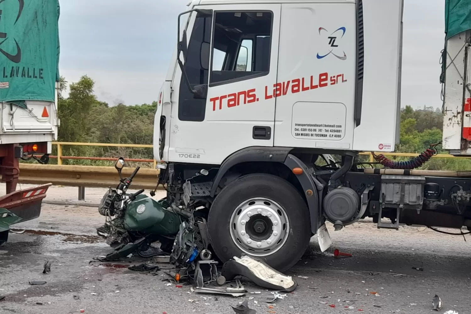 TRÁGICO CHOQUE. Uno de los camiones embistió al motociclista.