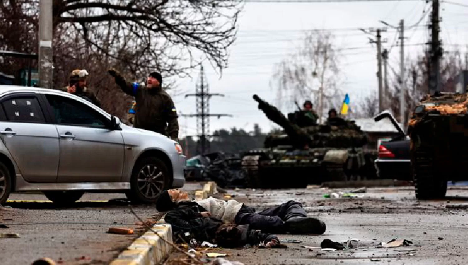 VÍCTIMAS. La recuperación de Bucha por parte de Ucrania despertó los reclamos y los rusos niegan la matanza de civiles.