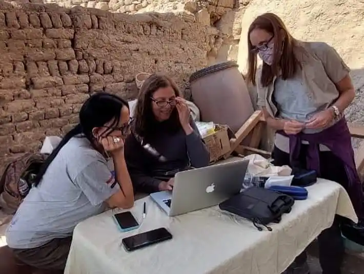 EN PLENA TAREA. Las tucumanas trabajaron un mes en Egipto.